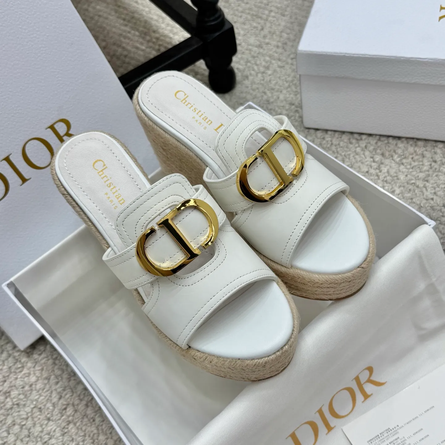 👟👟Ex-factory price 520👟👟 Increased height version✅🇨🇳 🇨🇳Dior 25ss summer high version new sandals. Simple and super versatile. Perfect and luxurious on the feet, can be matched with any spring and summer clothes. The foot feels even more comfortable! The material is a perfect replica of the original. Original disassembly and molding. ✅❶Material: original customized cowhide ✅❷Inner: original customized sheepskin ✅❸Foot: original customized sheepskin ✅❹Outsole: original woven wedge outsole ✅❺Heel height: 9.5cm ✅❻Packaging: original full set of packaging ✅❼Number: 35-41